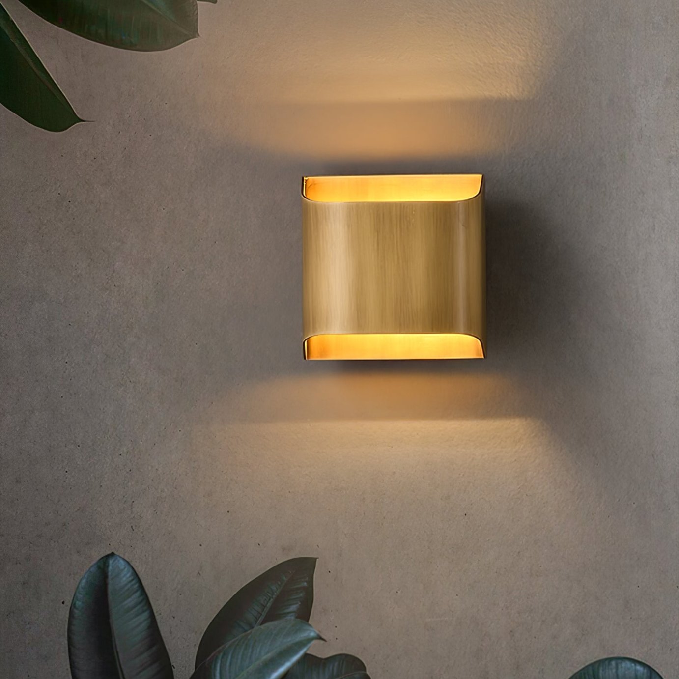 Kestrelon | Sleek Silhouette Geometric Brass Wall Light