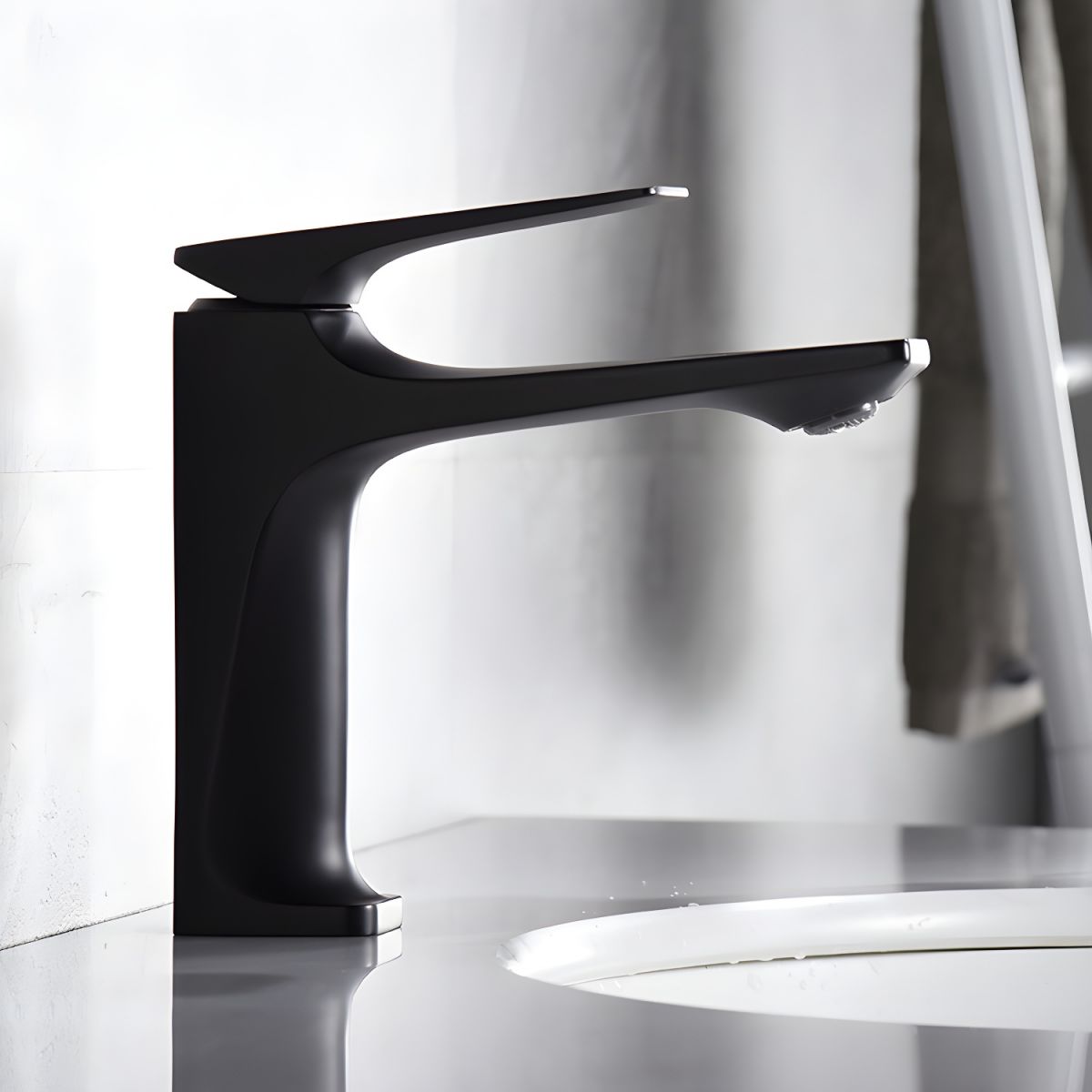 Hjalmrun | Modern Geometric Arched Single Lever Bathroom Sink Tap