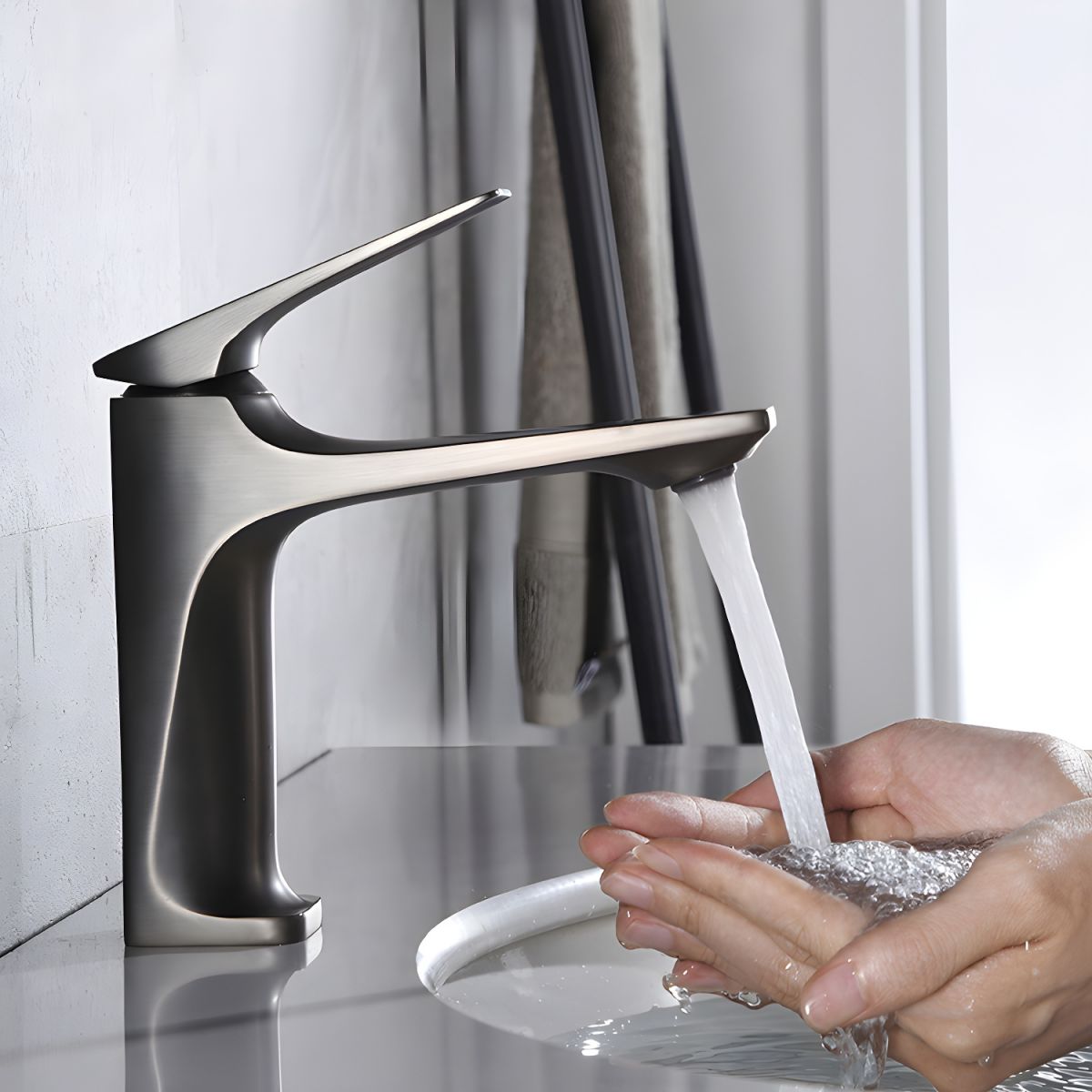 Hjalmrun | Modern Geometric Arched Single Lever Bathroom Sink Tap
