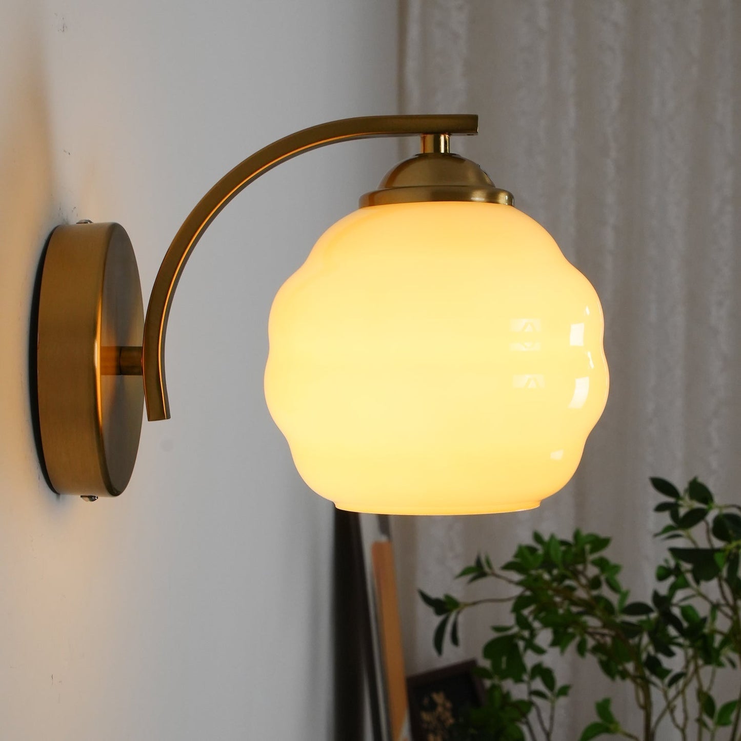Thryndol | Ribbed Glass Globe Vintage Wall Light