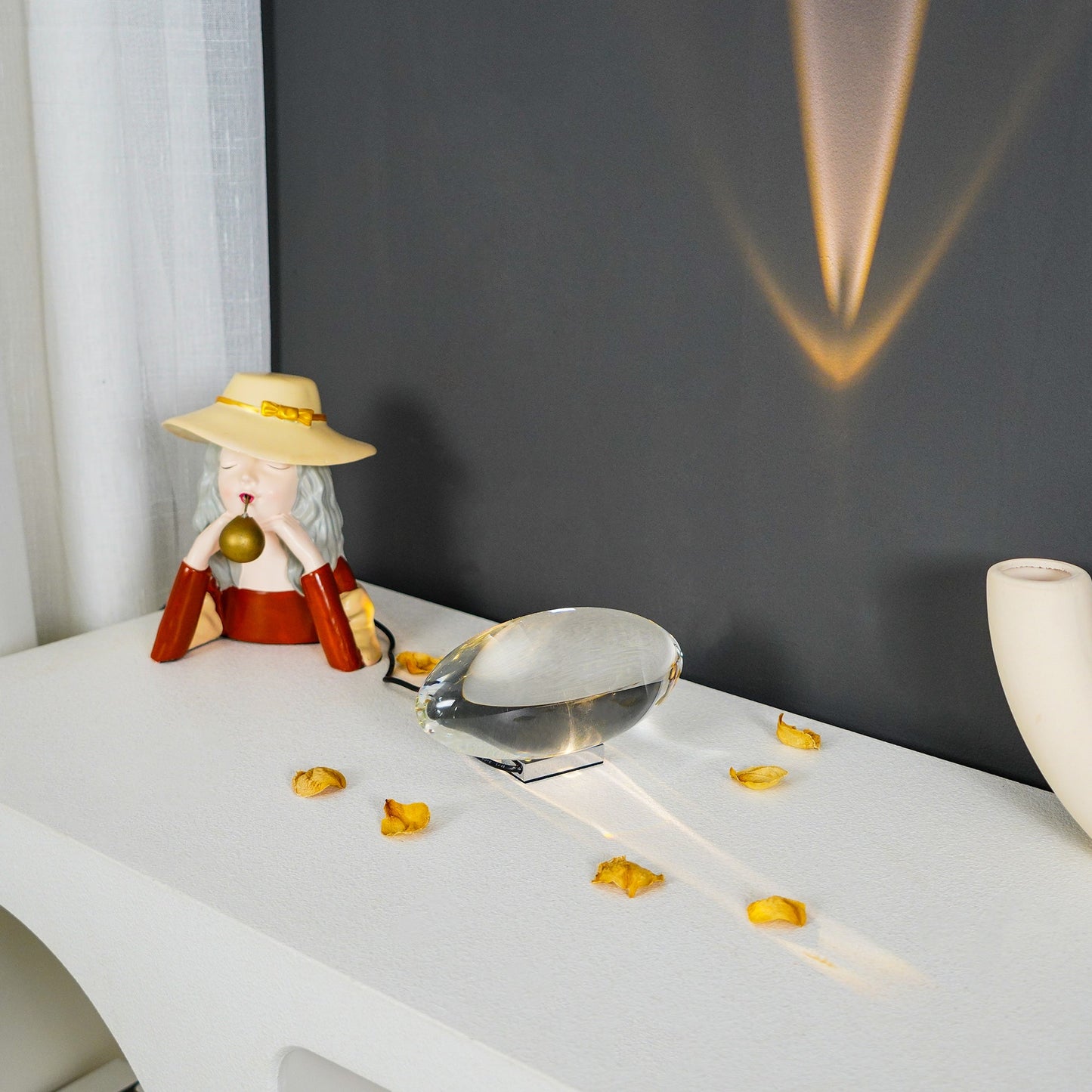 Vaelenoe | Sculptural Oval Crystal Stone Table Lamp