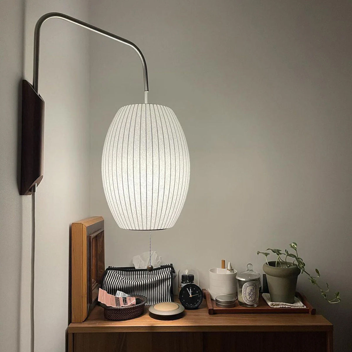 Kyntaroc | Retro Ribbed Silhouette Floating Globe Wall Light