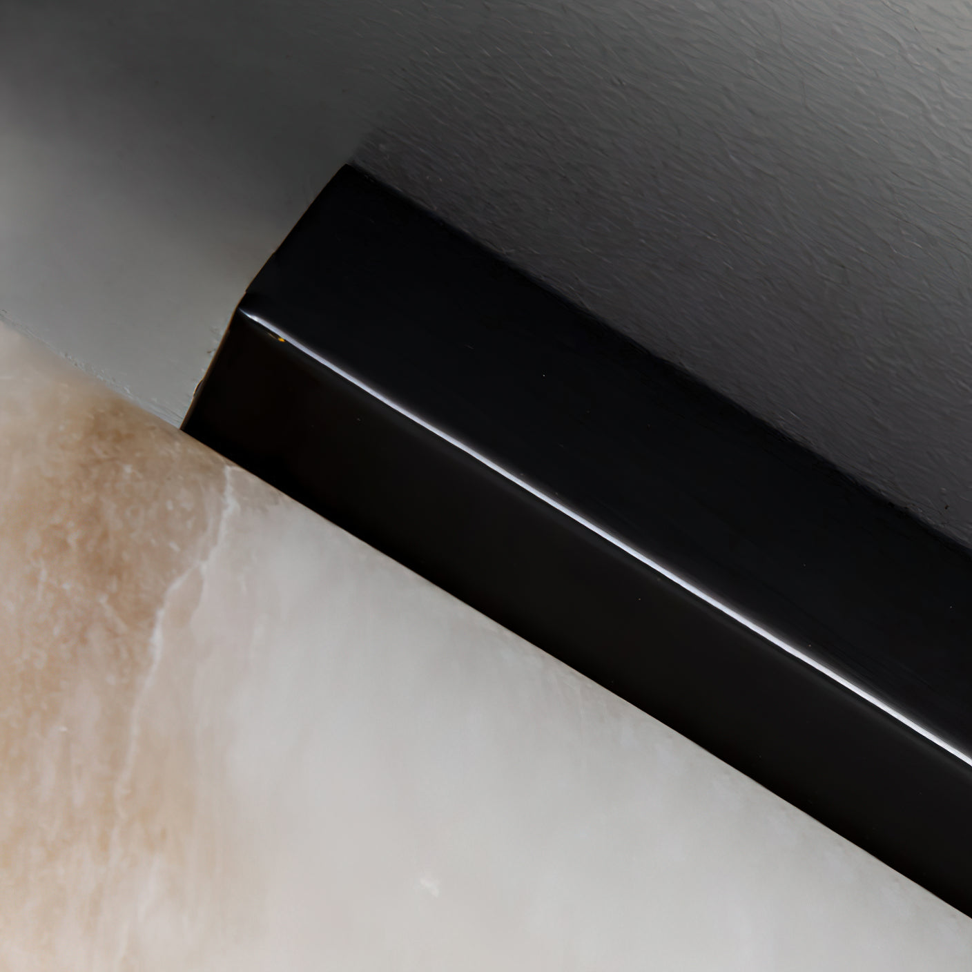 Aristhos | Minimalist Linear Alabaster and Brass Wall Light