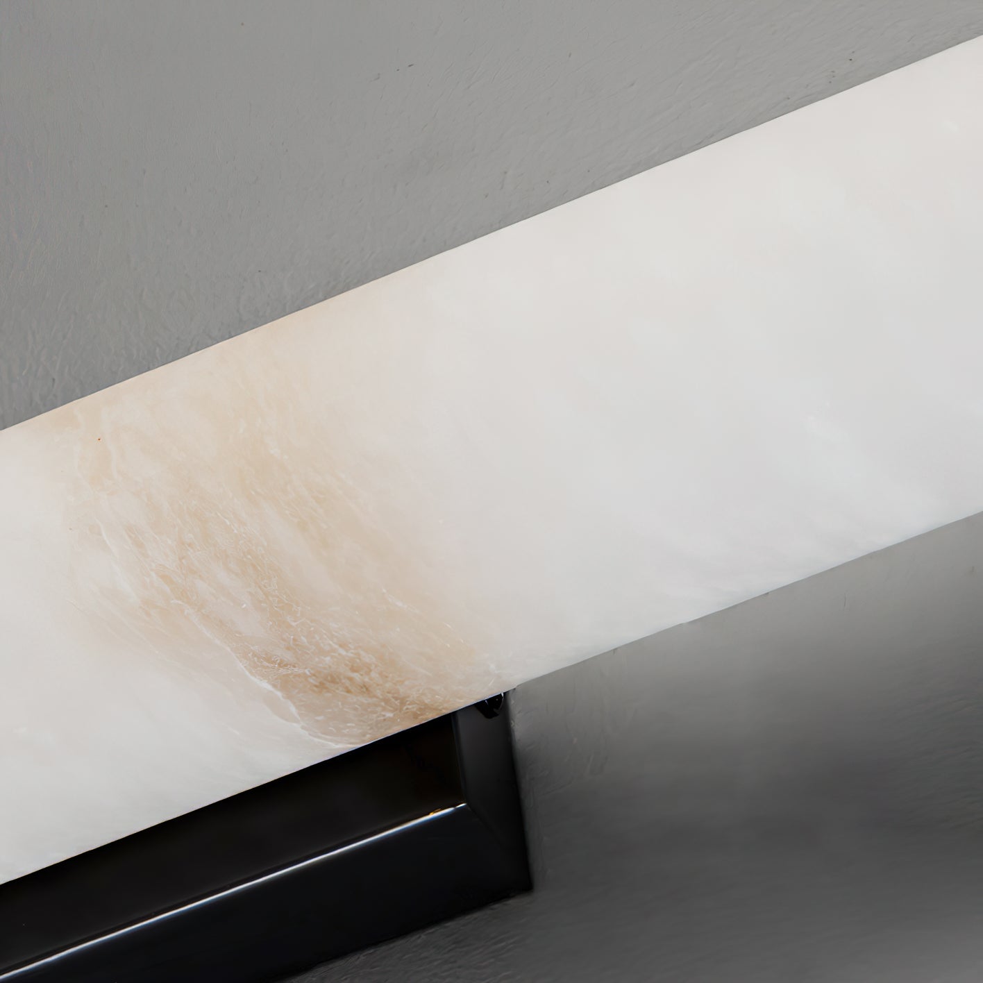 Aristhos | Minimalist Linear Alabaster and Brass Wall Light