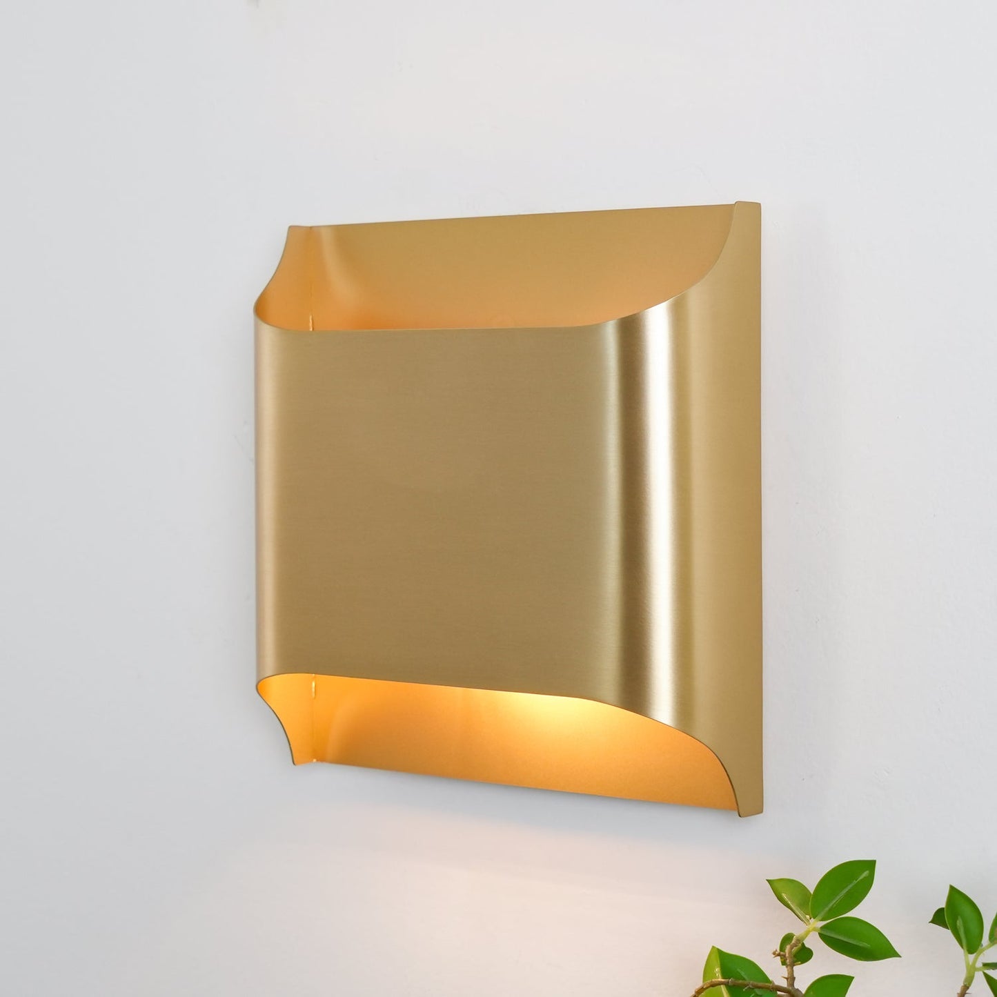 Kestrelon | Sleek Silhouette Geometric Brass Wall Light