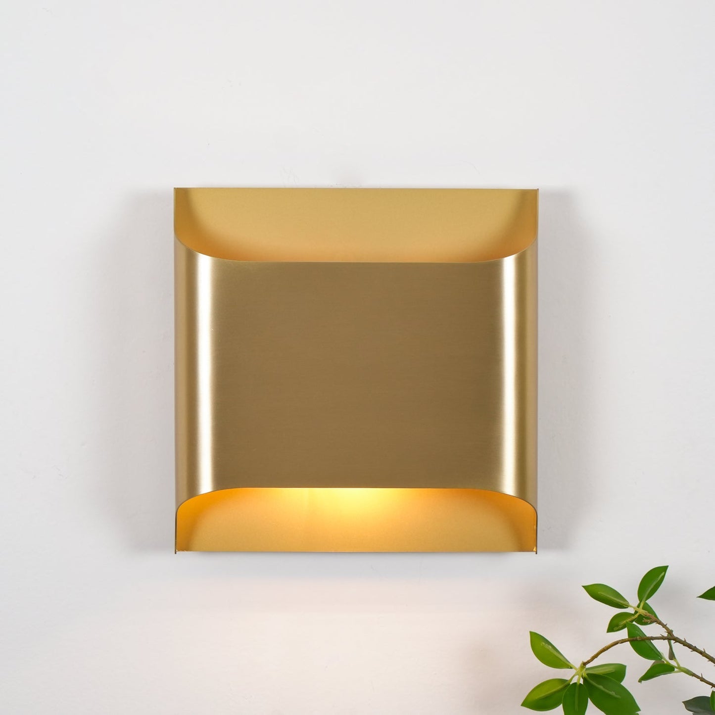 Kestrelon | Sleek Silhouette Geometric Brass Wall Light
