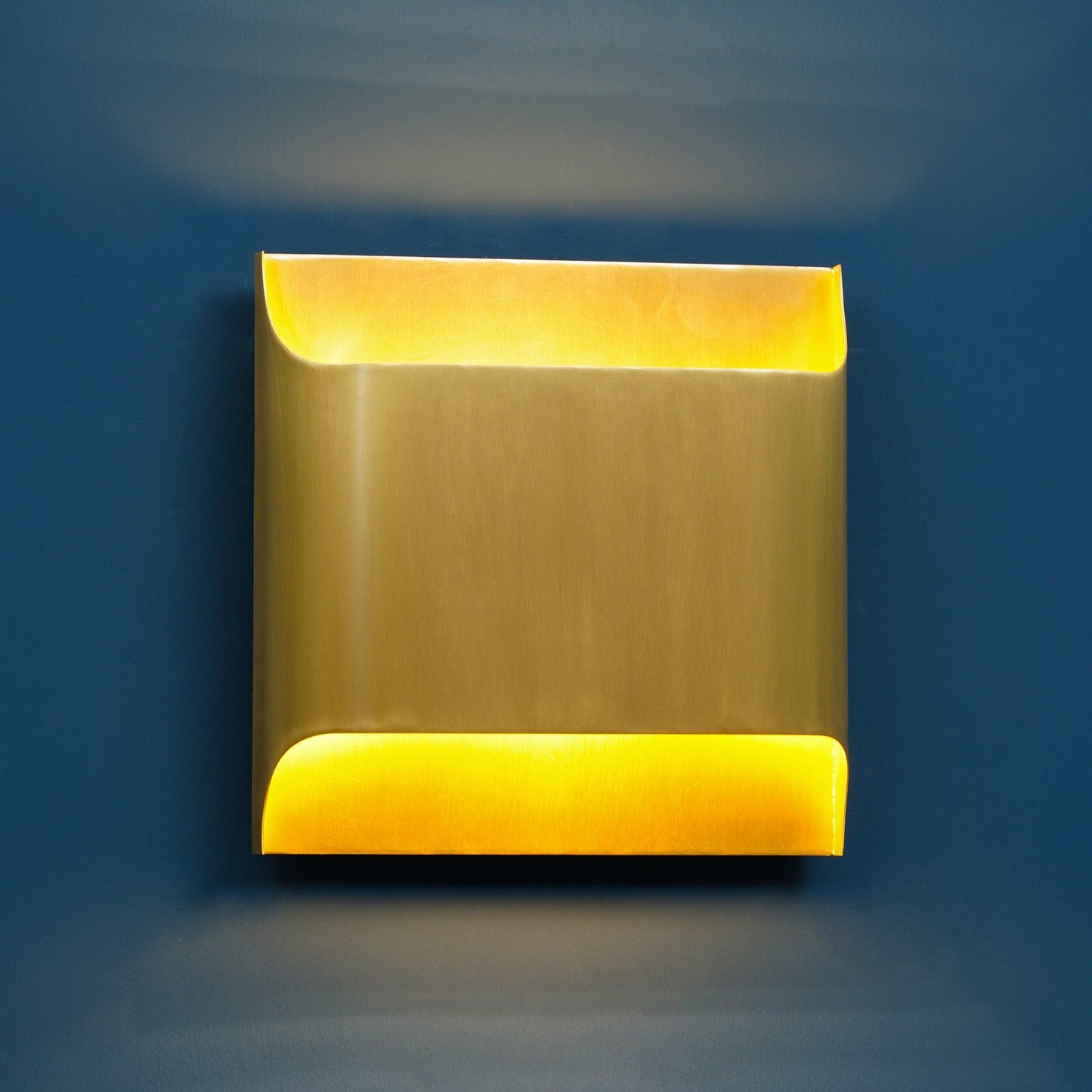Kestrelon | Sleek Silhouette Geometric Brass Wall Light