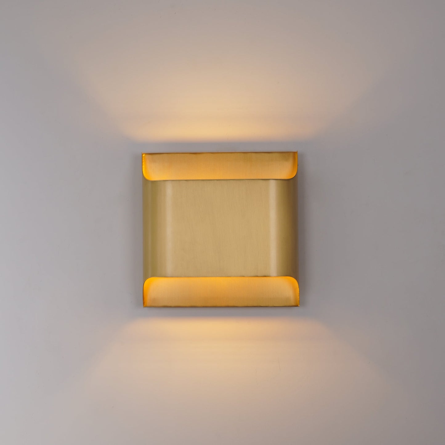 Kestrelon | Sleek Silhouette Geometric Brass Wall Light