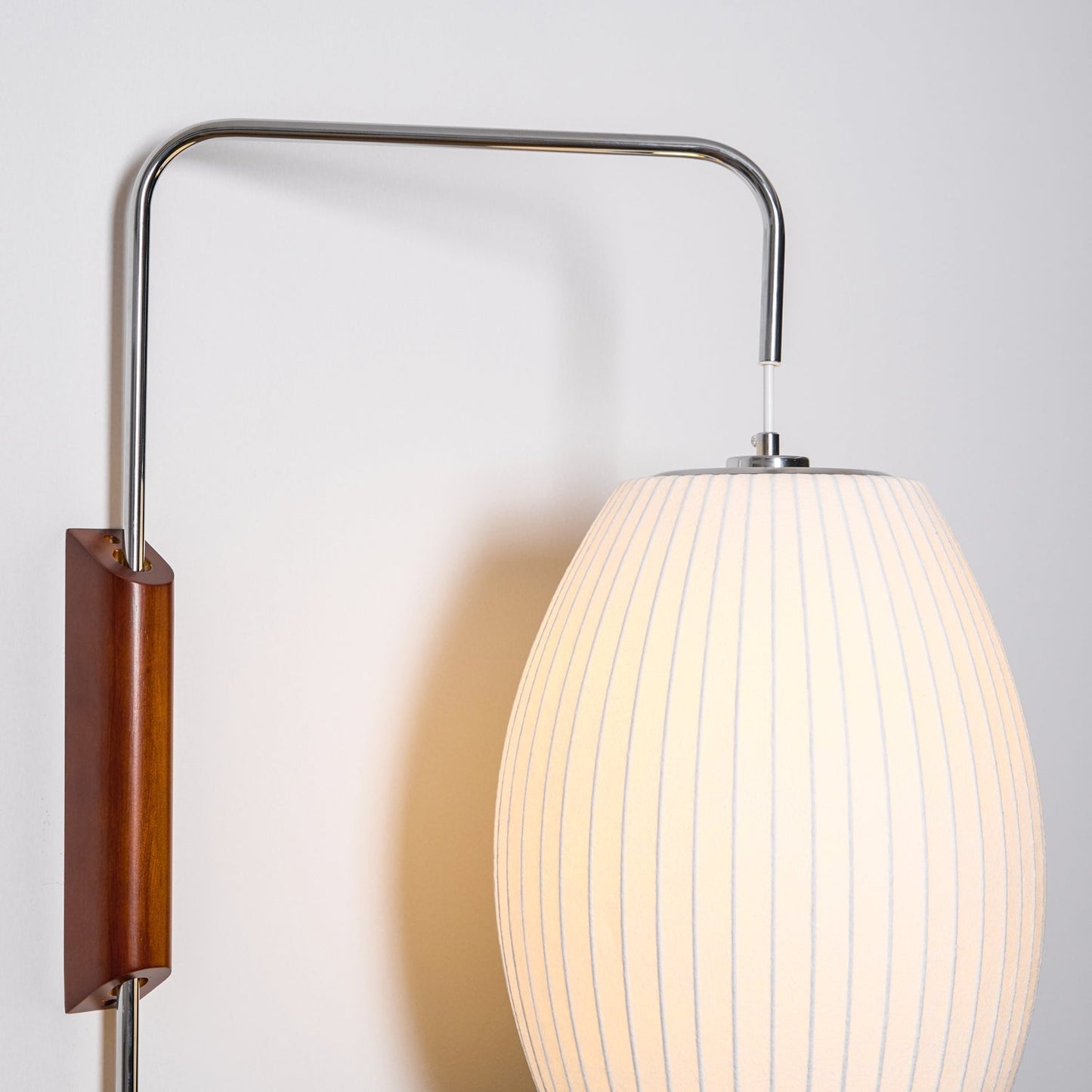 Kyntaroc | Retro Ribbed Silhouette Floating Globe Wall Light