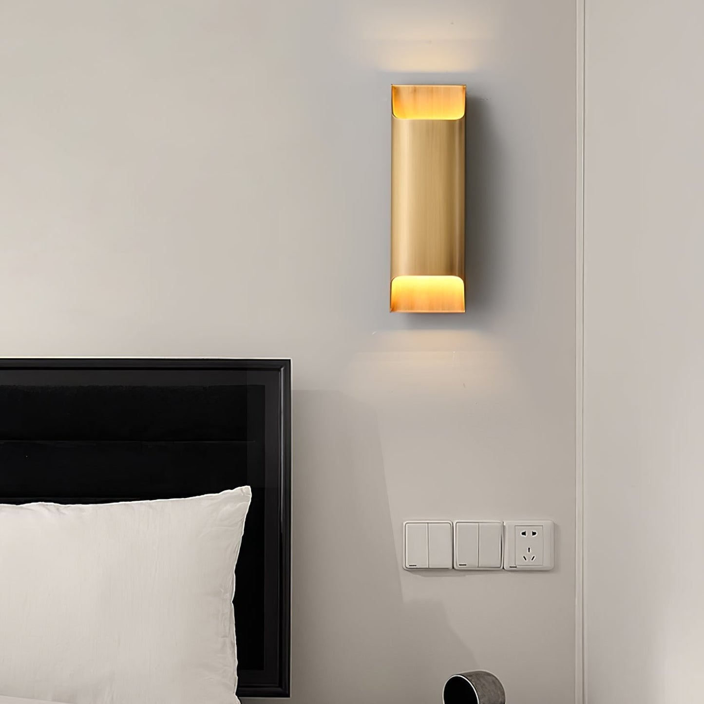 Kestrelon | Sleek Silhouette Geometric Brass Wall Light