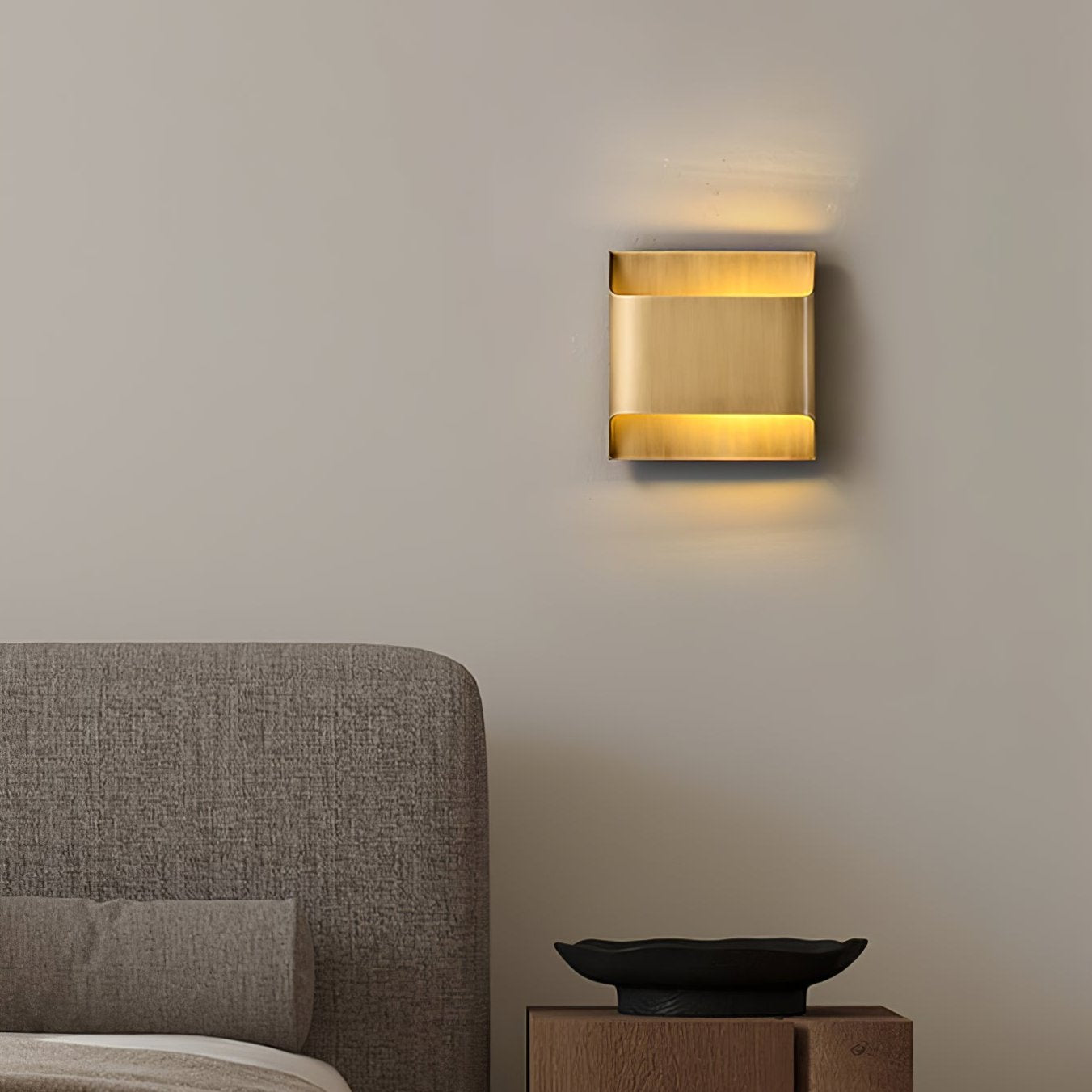 Kestrelon | Sleek Silhouette Geometric Brass Wall Light