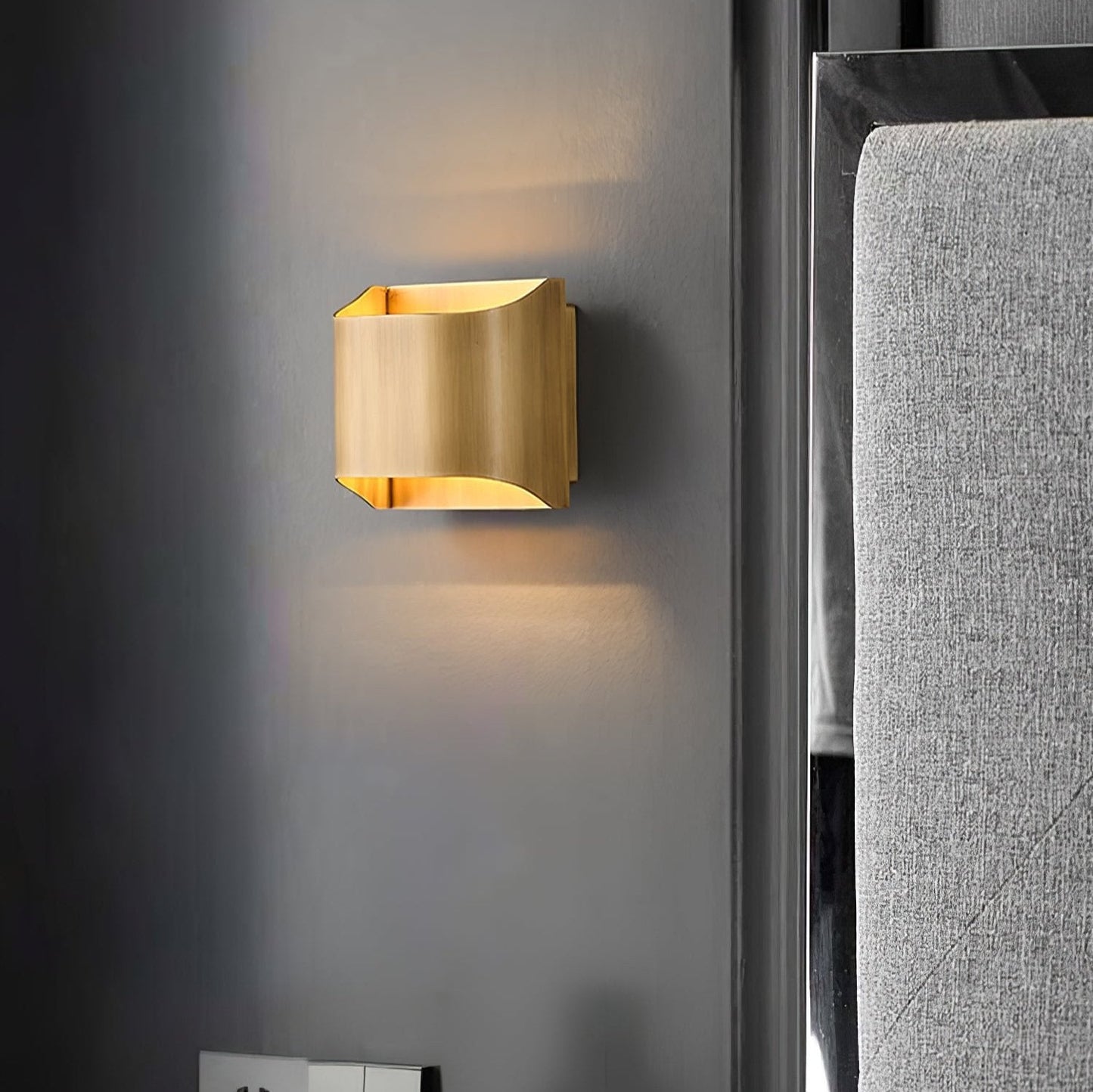 Kestrelon | Sleek Silhouette Geometric Brass Wall Light