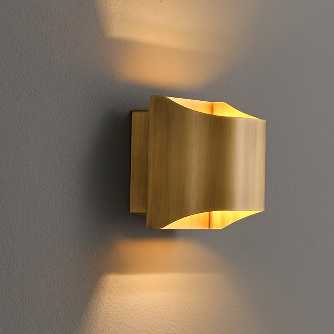 Kestrelon | Sleek Silhouette Geometric Brass Wall Light