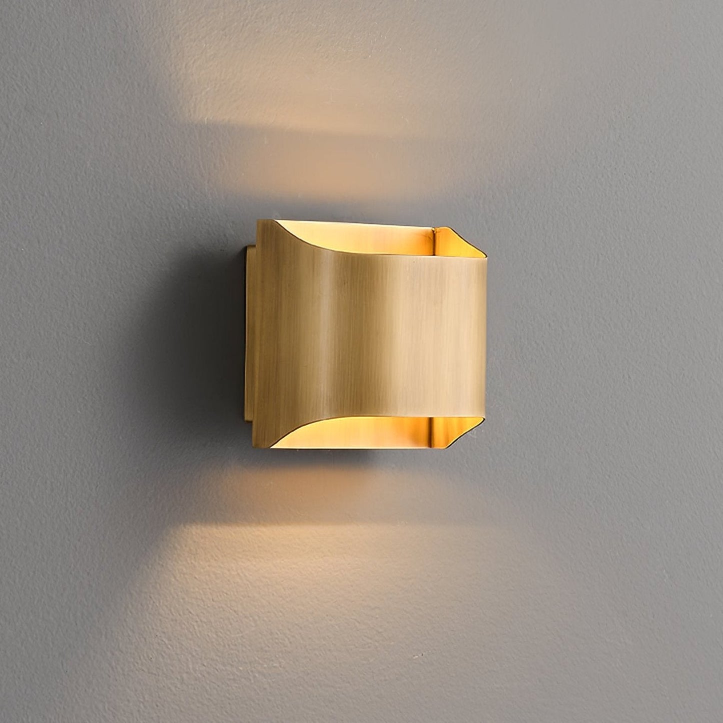 Kestrelon | Sleek Silhouette Geometric Brass Wall Light