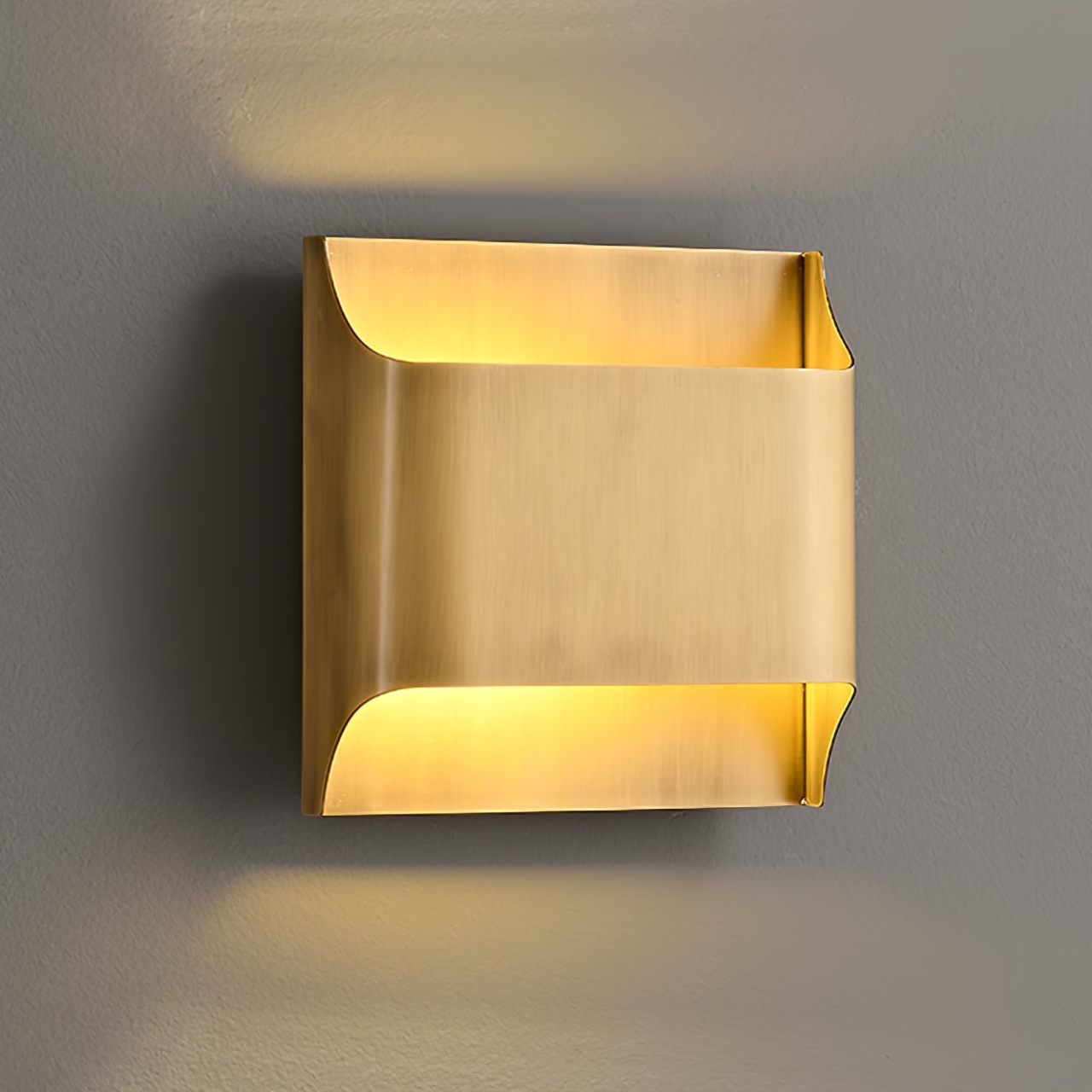 Kestrelon | Sleek Silhouette Geometric Brass Wall Light
