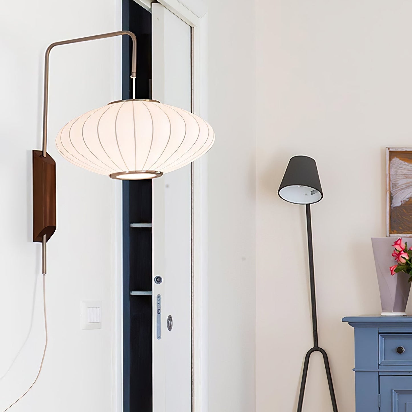Kyntaroc | Retro Ribbed Silhouette Floating Globe Wall Light