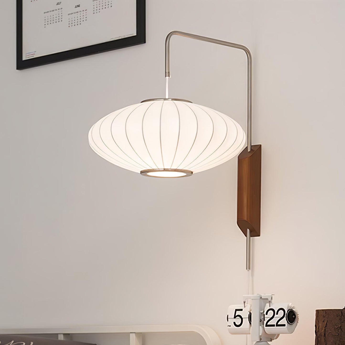 Kyntaroc | Retro Ribbed Silhouette Floating Globe Wall Light