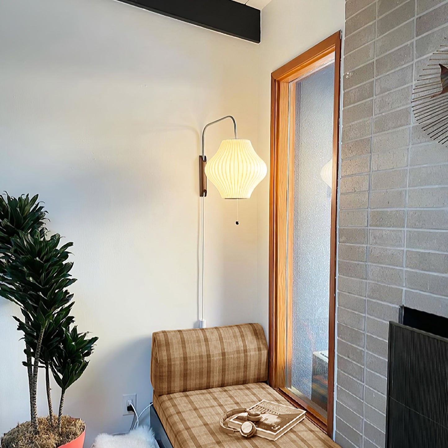 Kyntaroc | Retro Ribbed Silhouette Floating Globe Wall Light