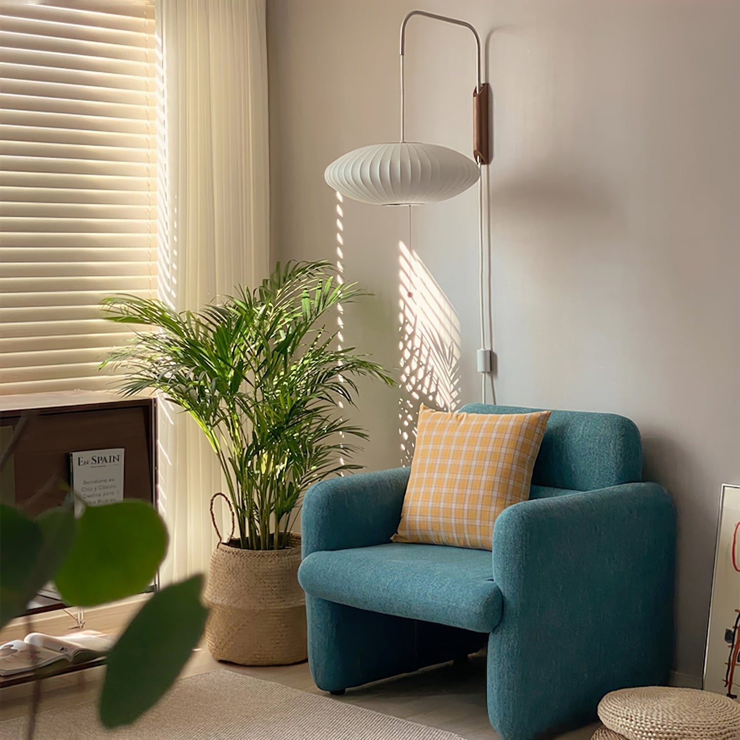 Kyntaroc | Retro Ribbed Silhouette Floating Globe Wall Light