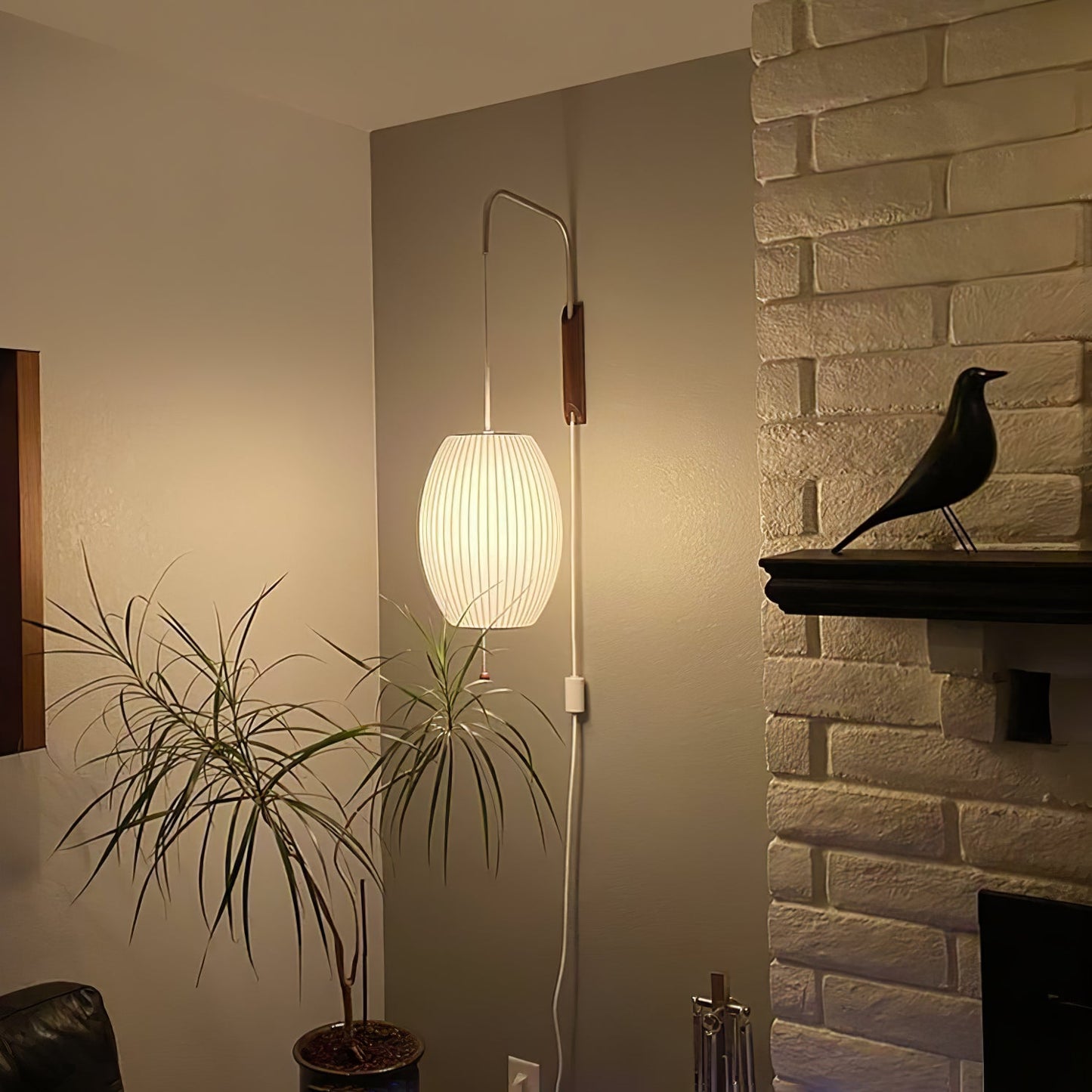 Kyntaroc | Retro Ribbed Silhouette Floating Globe Wall Light