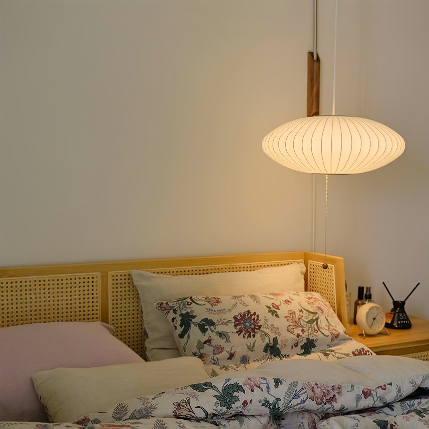 Kyntaroc | Retro Ribbed Silhouette Floating Globe Wall Light