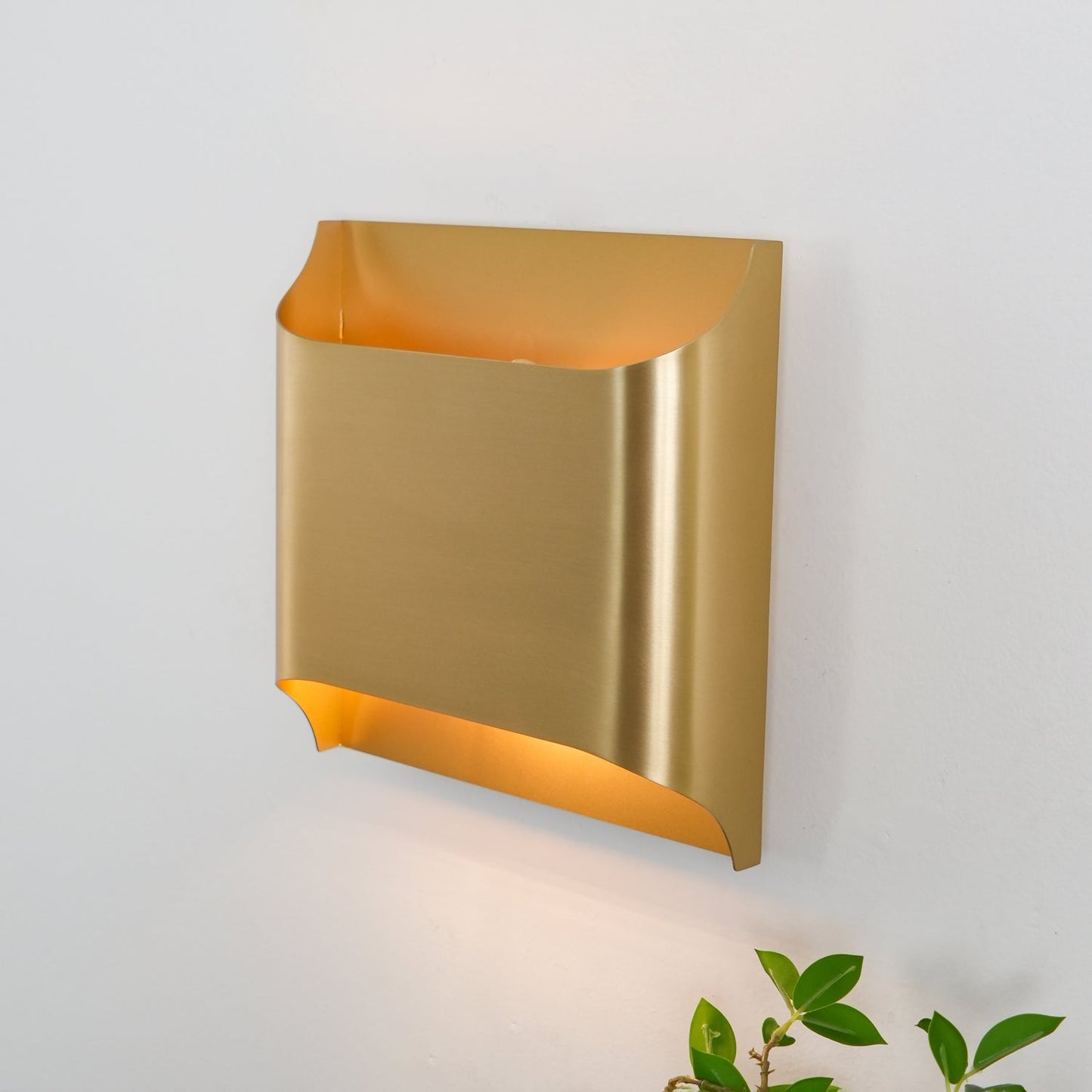 Kestrelon | Sleek Silhouette Geometric Brass Wall Light