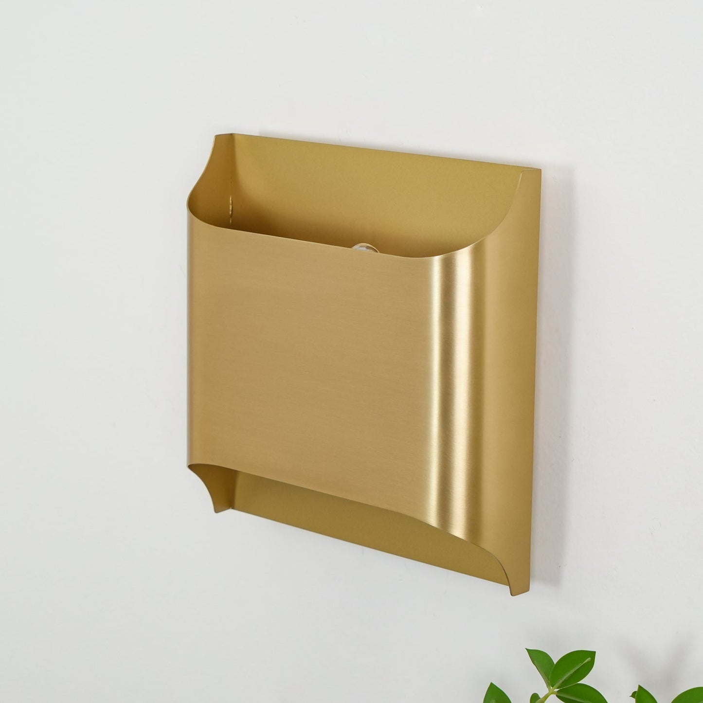 Kestrelon | Sleek Silhouette Geometric Brass Wall Light