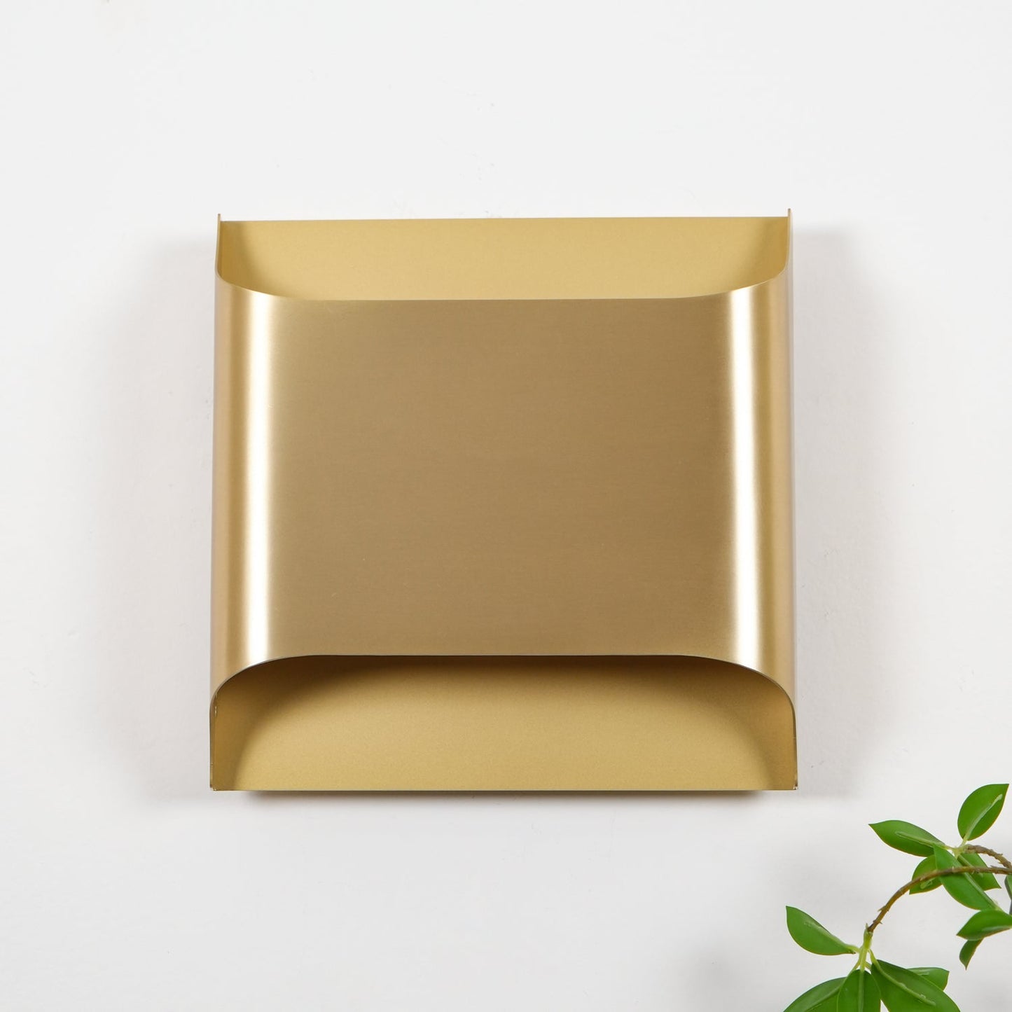 Kestrelon | Sleek Silhouette Geometric Brass Wall Light