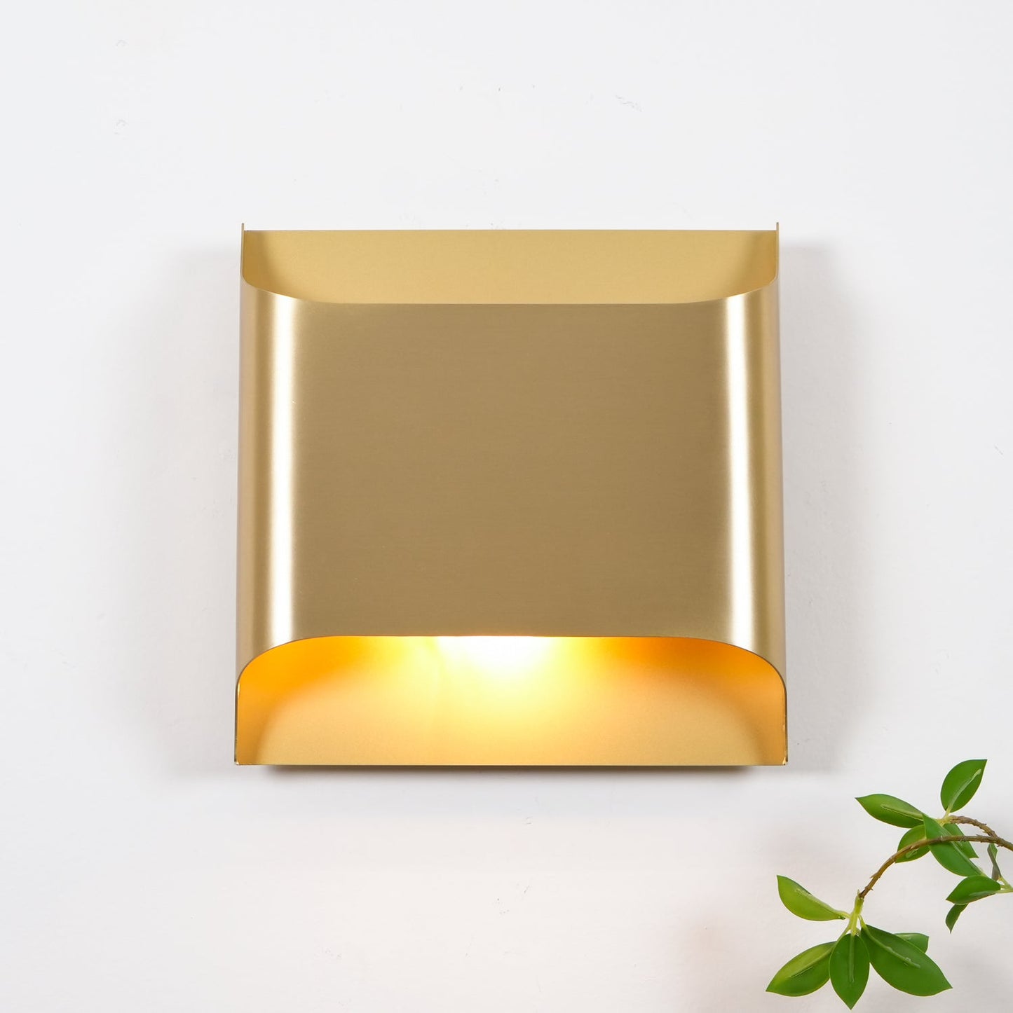 Kestrelon | Sleek Silhouette Geometric Brass Wall Light