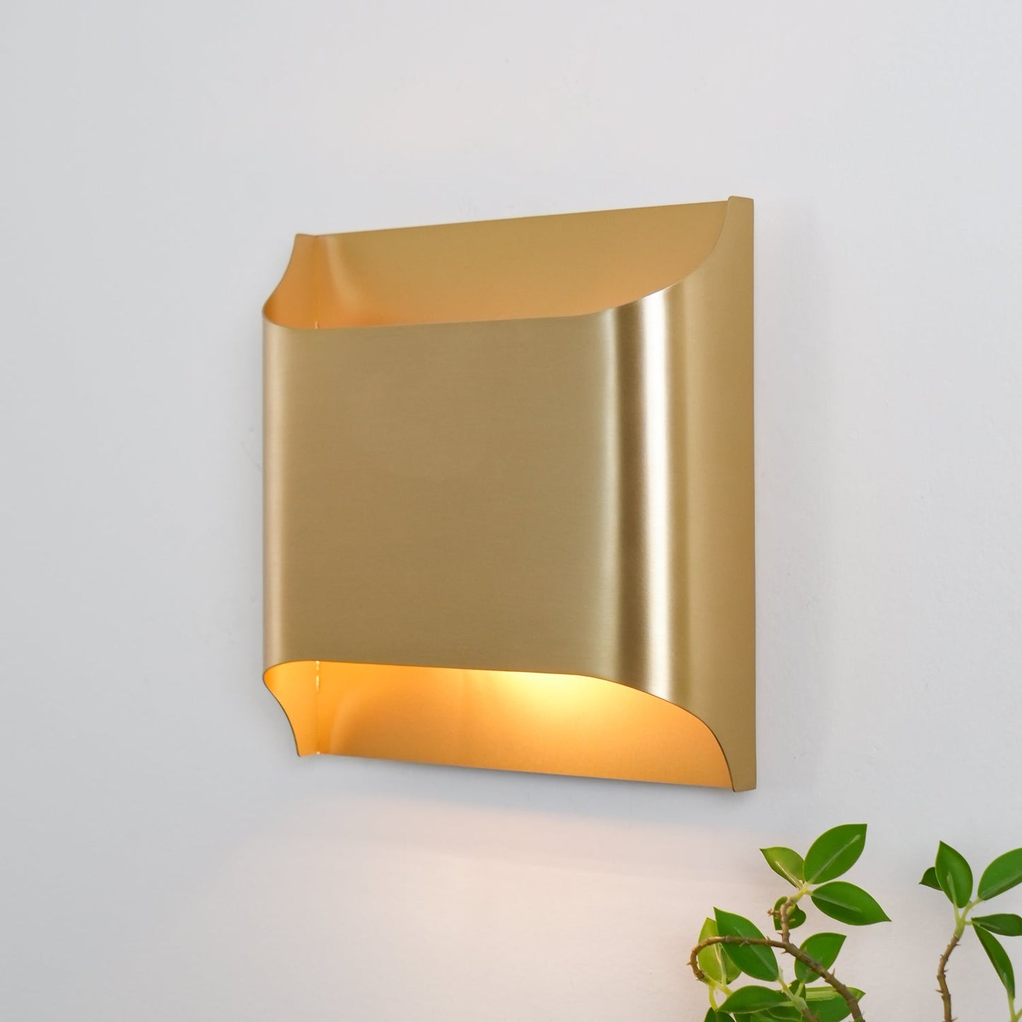 Kestrelon | Sleek Silhouette Geometric Brass Wall Light