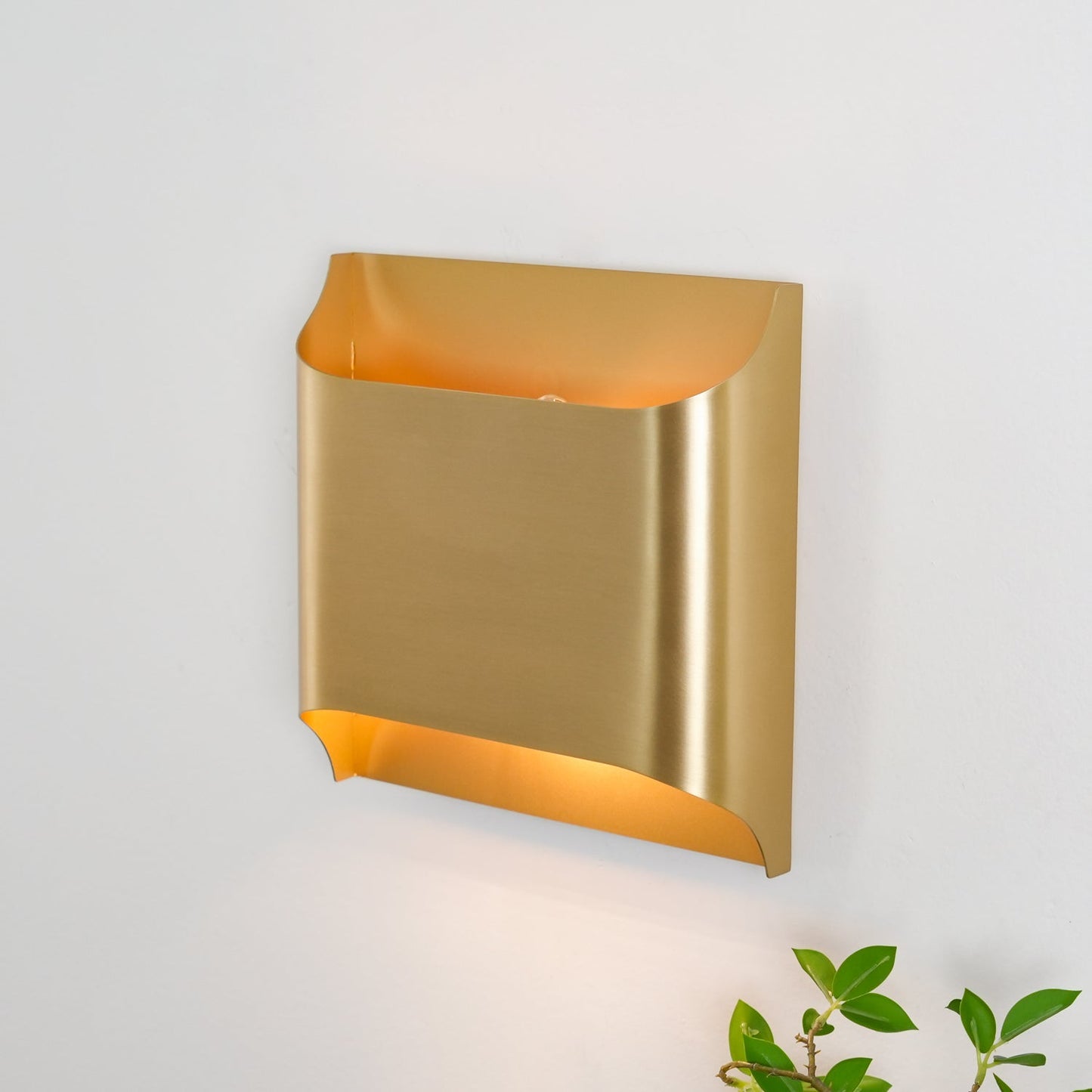 Kestrelon | Sleek Silhouette Geometric Brass Wall Light