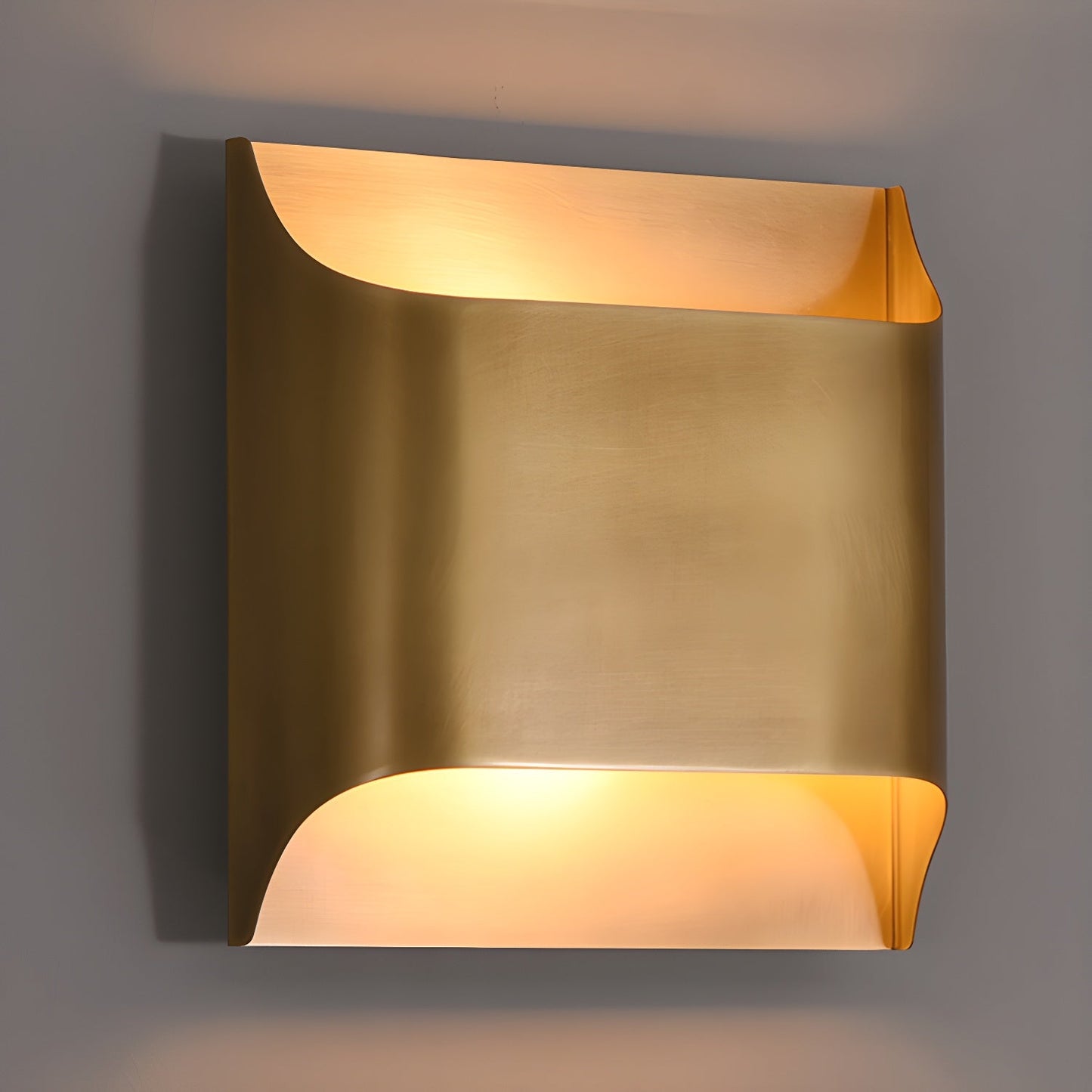 Kestrelon | Sleek Silhouette Geometric Brass Wall Light