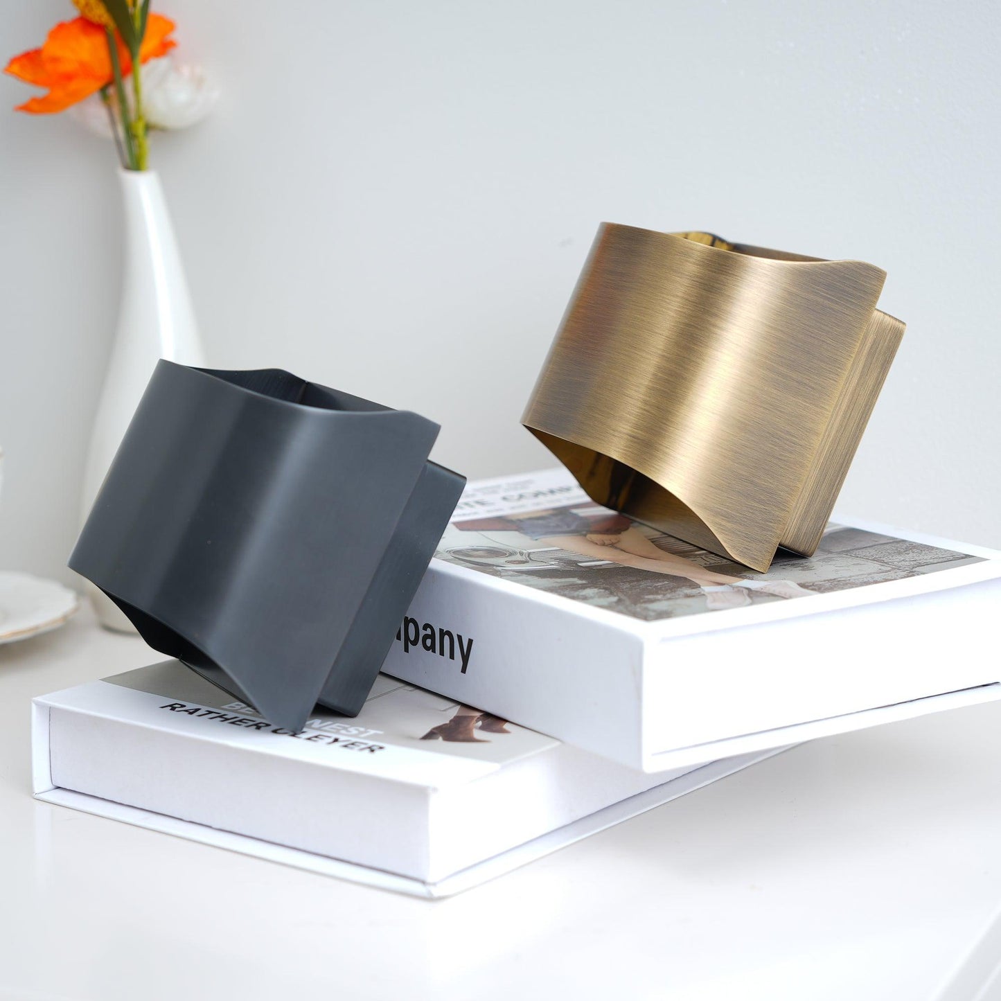 Kestrelon | Sleek Silhouette Geometric Brass Wall Light