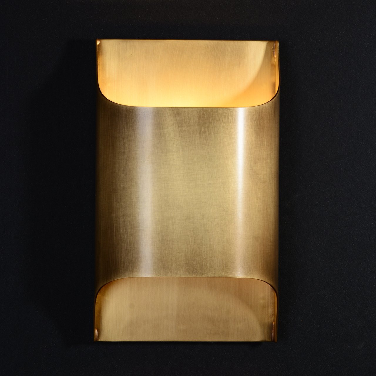 Kestrelon | Sleek Silhouette Geometric Brass Wall Light