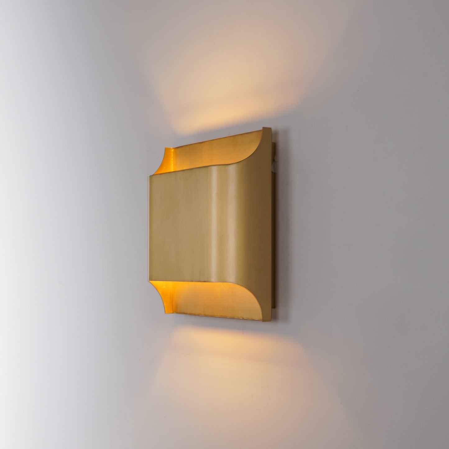 Kestrelon | Sleek Silhouette Geometric Brass Wall Light