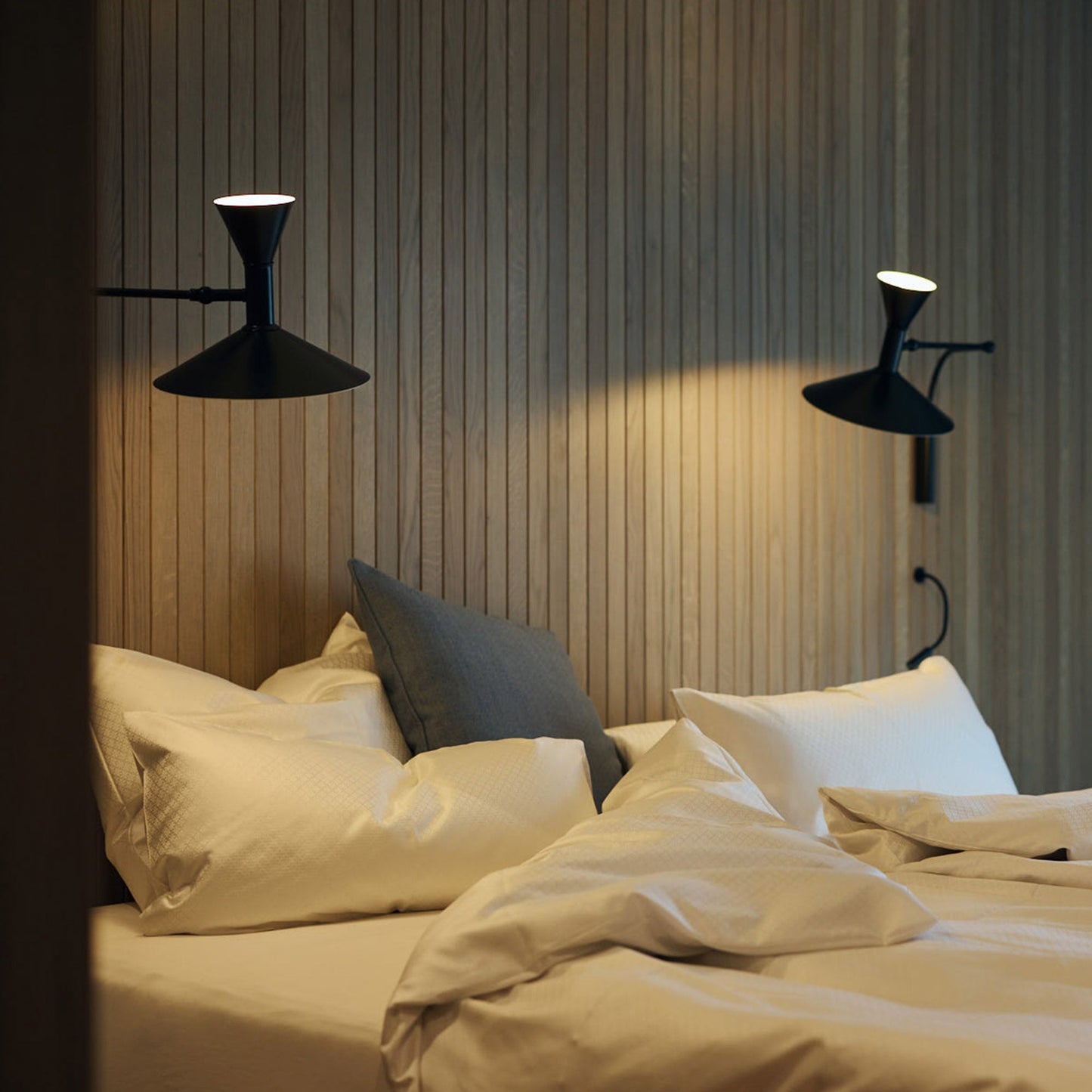 Elvinda | Sculptural Adjustable Aluminum Swivel Wall Light