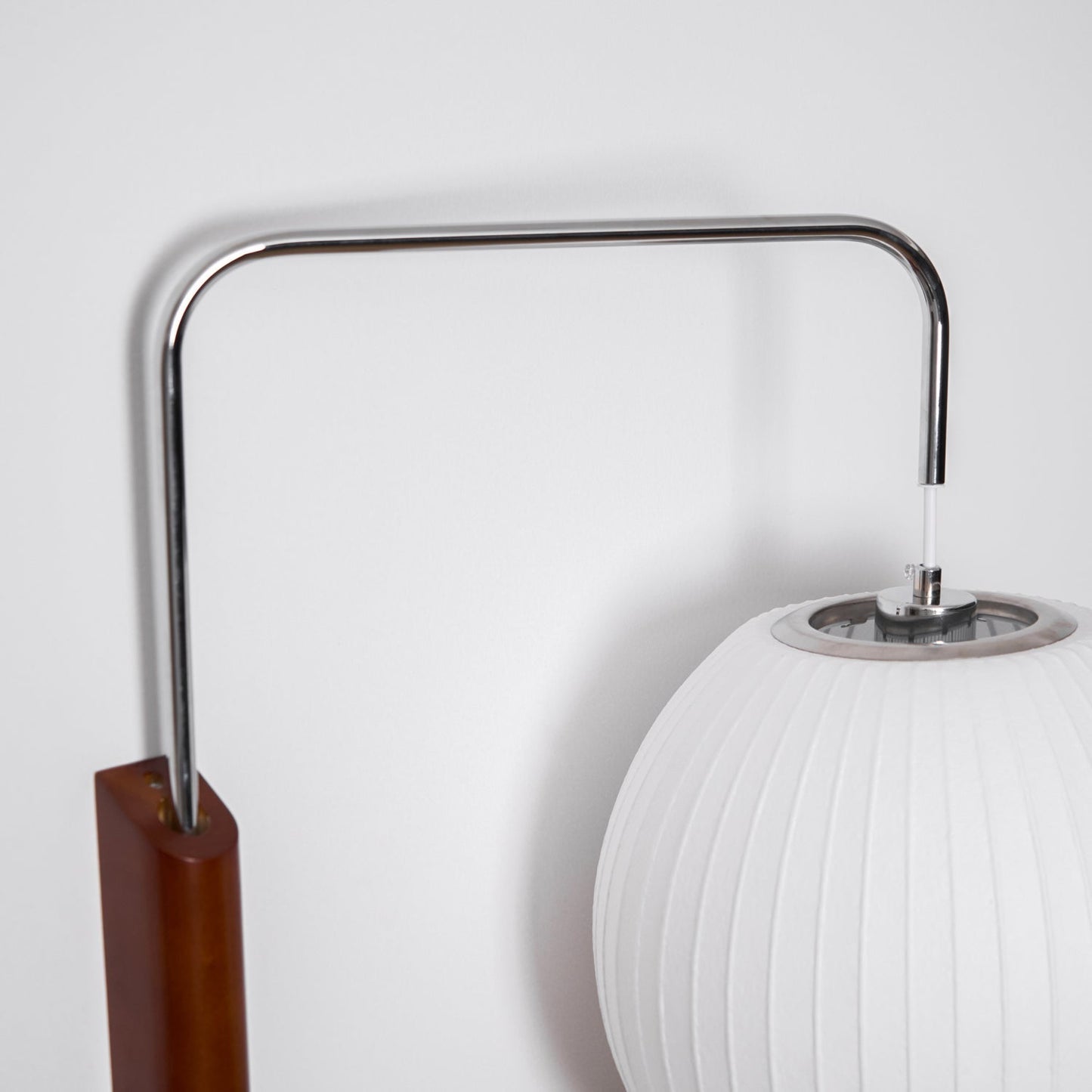 Kyntaroc | Retro Ribbed Silhouette Floating Globe Wall Light